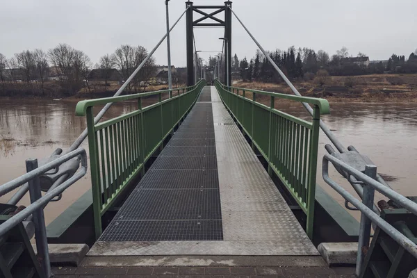 Ολοκαίνουργιο Μεταλλική Γέφυρα Λαμπερά Ράγες Και Συγκεκριμένα Βήματα Θολό Της — Φωτογραφία Αρχείου
