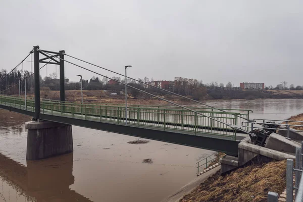 Новый Металлический Мост Блестящими Рельсами Бетонными Ступенями Облачный Весенний День — стоковое фото