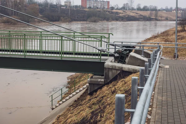parlak Ray ve somut adımlar ile yeni metal köprü. bulutlu bahar günü
