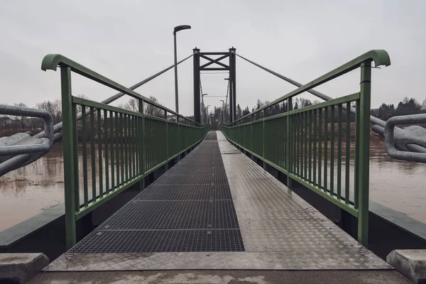 Gloednieuwe Metalen Brug Met Glanzende Rails Concrete Stappen Bewolkt Lente — Stockfoto