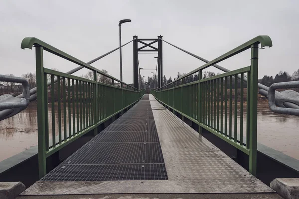 Gloednieuwe Metalen Brug Met Glanzende Rails Concrete Stappen Bewolkt Lente — Stockfoto