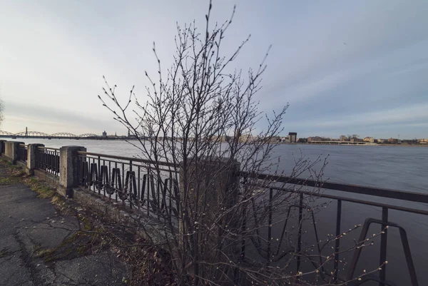 Riga Stad Panorama Het Najaar Met Bruggen Rivier Daugava Vooraan — Stockfoto