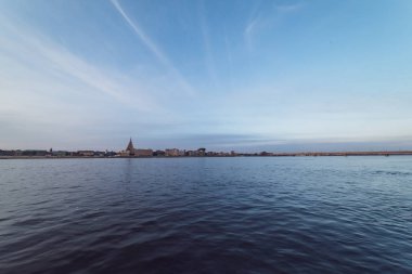 Riga şehir panoraması ile Köprü ve nehir Daugava önünde sonbaharda