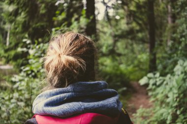 Genç kadının doğal yollar orman içinde. Vintage bir görünüm