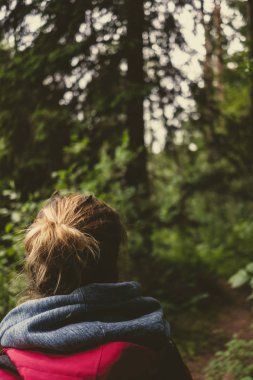 Genç kadının doğal yollar orman içinde. Vintage bir görünüm