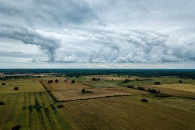 drone görüntü. kırsal alan alanları ve ormanlar dramatik fırtına bulutları oluşturan altında hava görünümünü. yaz günü Letonya