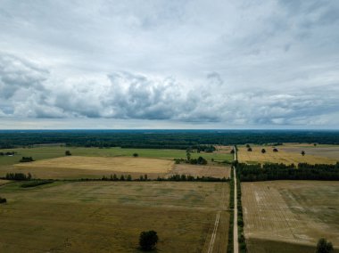 drone görüntü. kırsal alan alanları ve ormanlar dramatik fırtına bulutları oluşturan altında hava görünümünü. yaz günü Letonya