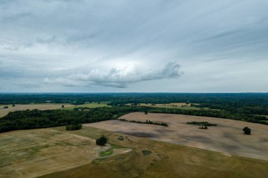 drone görüntü. kırsal alan alanları ve ormanlar dramatik fırtına bulutları oluşturan altında hava görünümünü. yaz günü Letonya