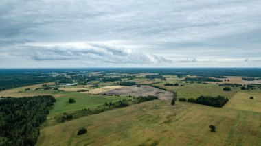 drone görüntü. kırsal alan alanları ve ormanlar dramatik fırtına bulutları oluşturan altında hava görünümünü. yaz günü Letonya