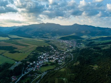 drone görüntü. Slovakya, Zuberec ve Habovka yukarıdan köyleri kırsal dağ alanının havadan görünümü. bulutlar ile dağ üzerinde dramatik günbatımı