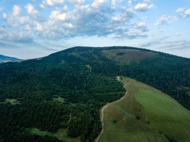 drone görüntü. Slovakya, Zuberec ve Habovka yukarıdan köyleri kırsal dağ alanının havadan görünümü. bulutlar ile dağ üzerinde dramatik günbatımı