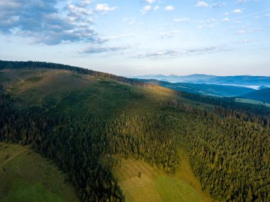 drone görüntü. Slovakya, Zuberec ve Habovka yukarıdan köyleri kırsal dağ alanının havadan görünümü. bulutlar ile dağ üzerinde dramatik günbatımı