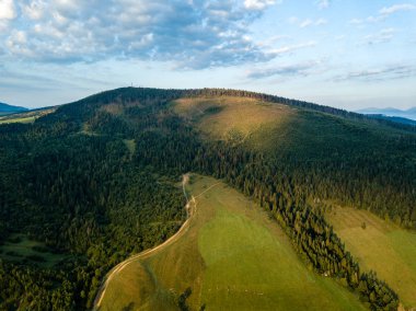 drone görüntü. Slovakya, Zuberec ve Habovka yukarıdan köyleri kırsal dağ alanının havadan görünümü. bulutlar ile dağ üzerinde dramatik günbatımı