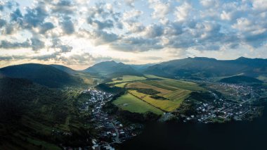 drone görüntü. Slovakya, Zuberec ve Habovka yukarıdan köyleri kırsal dağ alanının havadan görünümü. bulutlar ile dağ üzerinde dramatik günbatımı