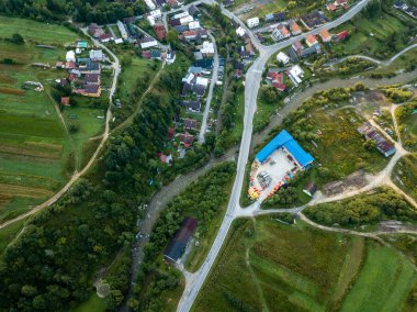 drone görüntü. Slovakya, Zuberec ve Habovka yukarıdan köyleri kırsal dağ alanının havadan görünümü. bulutlar ile dağ üzerinde dramatik günbatımı