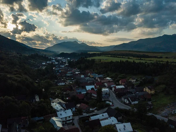 无人机图像 斯洛伐克乡村山区的鸟瞰图 Zuberec Habovka 的村庄 壮观的日落在山与云彩 — 图库照片