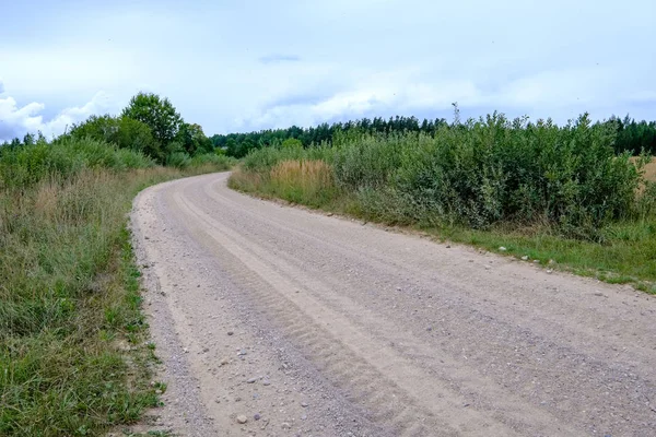 Yaz Aylarında Köy Çakıl Yol Olarak Kırsal Orman Ağaçları Saran — Stok fotoğraf