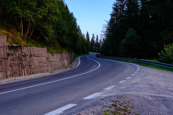 Camino Asfaltado Que Conduce Las Montañas Bosque Hora Verano Eslovaquia — Foto de Stock