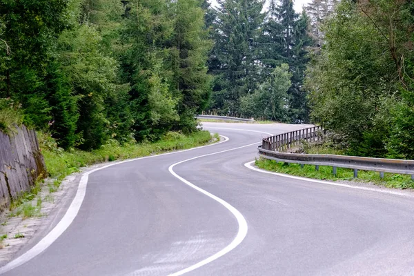 Camino Asfaltado Que Conduce Las Montañas Bosque Hora Verano Eslovaquia — Foto de Stock