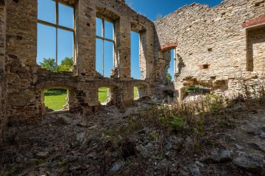 Harabeleri eski ev Konak sarı tuğla ve taş ile erken ilkbaharda Estonya'da terk
