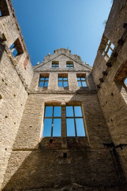 Harabeleri eski ev Konak sarı tuğla ve taş ile erken ilkbaharda Estonya'da terk