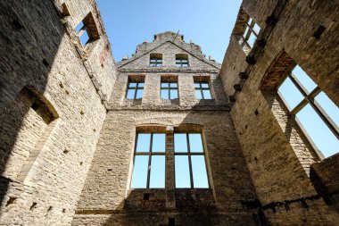 Harabeleri eski ev Konak sarı tuğla ve taş ile erken ilkbaharda Estonya'da terk