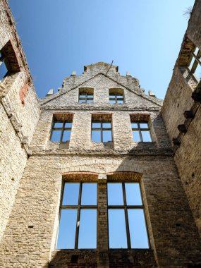 Harabeleri eski ev Konak sarı tuğla ve taş ile erken ilkbaharda Estonya'da terk