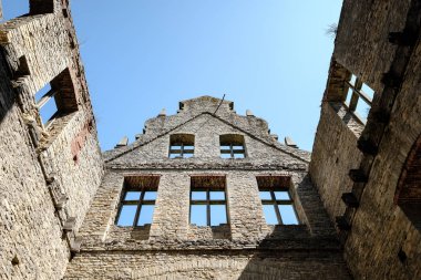 Harabeleri eski ev Konak sarı tuğla ve taş ile erken ilkbaharda Estonya'da terk