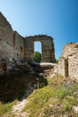 Harabeleri eski ev Konak sarı tuğla ve taş ile erken ilkbaharda Estonya'da terk
