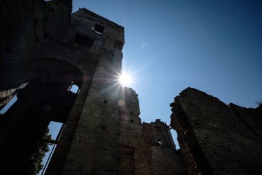 Harabeleri eski ev Konak sarı tuğla ve taş ile erken ilkbaharda Estonya'da terk