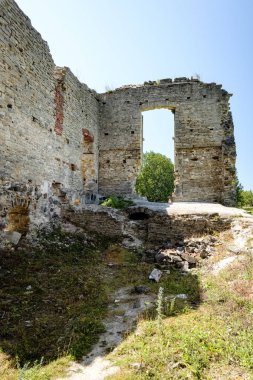 Harabeleri eski ev Konak sarı tuğla ve taş ile erken ilkbaharda Estonya'da terk