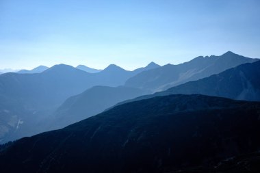 Batı Karpat dağ başında sis veya bulutlar mavi dökme ve çok boyutlu hatları ile kaplı Güz