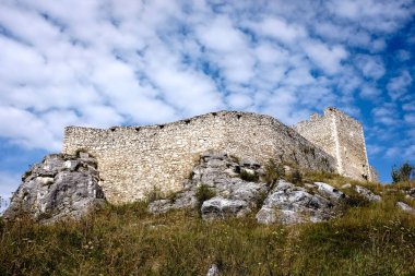 Harabeleri eski uçurumdaki tuğla ve taş castle terk edilmiş. mimari ayrıntılar Slovakya