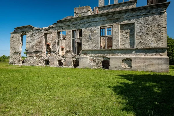 Ruinas Antigua Mansión Abandonada Con Ladrillos Amarillos Piedra Principios Primavera — Foto de Stock