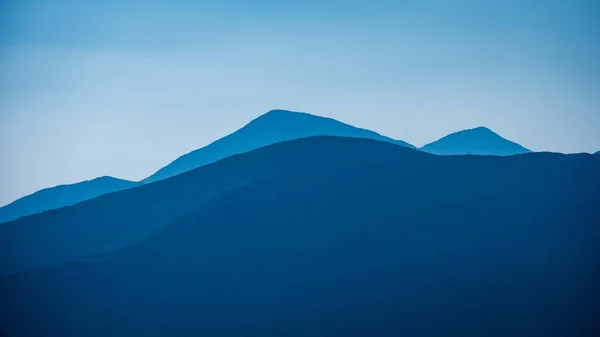 Cumbres Las Montañas Los Cárpatos Occidentales Otoño Cubiertas Niebla Nubes — Foto de Stock