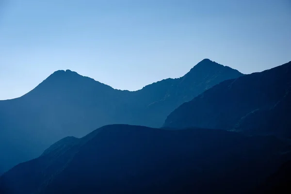 Westkarpaten Berggipfel Herbst Bedeckt Mit Nebel Oder Wolken Mit Blauer — Stockfoto