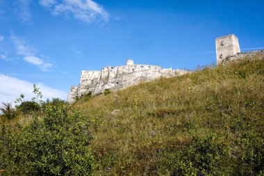 Harabeleri eski uçurumdaki tuğla ve taş castle terk edilmiş. mimari ayrıntılar Slovakya