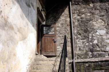 Harabeleri eski uçurumdaki tuğla ve taş castle terk edilmiş. mimari ayrıntılar Slovakya