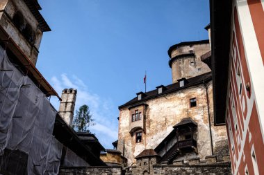 Harabeleri eski uçurumdaki tuğla ve taş castle terk edilmiş. mimari ayrıntılar Slovakya
