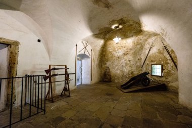 Harabeleri eski kale Slovakya terk