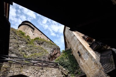 Harabeleri eski kale Slovakya terk