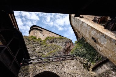 Harabeleri eski kale Slovakya terk