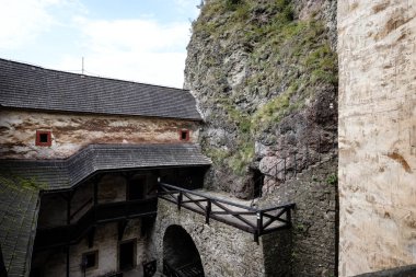 Harabeleri eski uçurumdaki tuğla ve taş castle terk edilmiş. mimari ayrıntılar Slovakya