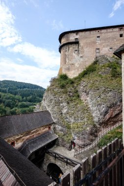 Harabeleri eski uçurumdaki tuğla ve taş castle terk edilmiş. mimari ayrıntılar Slovakya