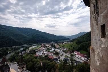 Harabeleri eski uçurumdaki tuğla ve taş castle terk edilmiş. mimari ayrıntılar Slovakya