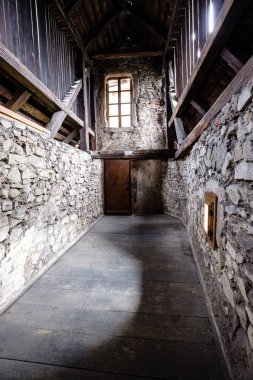 Harabeleri eski uçurumdaki tuğla ve taş castle terk edilmiş. mimari ayrıntılar Slovakya