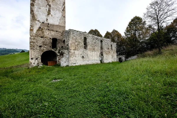 Руины Старой Заброшенной Церкви Красным Кирпичом Камнем Начале Осени Словакии — стоковое фото