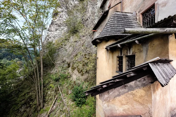 Ruinerna övergivna av gamla slottet i Slovakien — Stockfoto