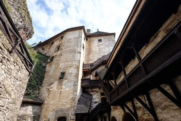 Ruinas del viejo castillo abandonado en Eslovaquia — Foto de Stock