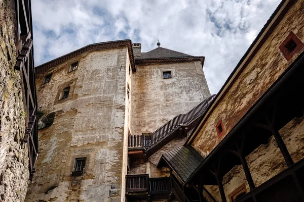 Ruinerna övergivna av gamla slottet i Slovakien — Stockfoto
